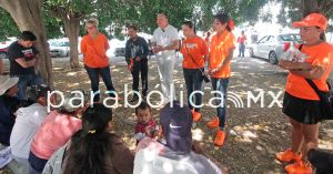 Dialoga Fernando Morales con familiares de pacientes del Hospital del Norte