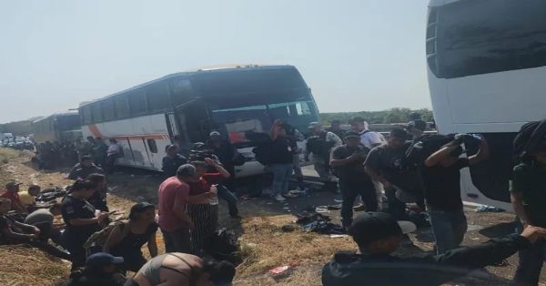 Dejan abandonados a más de 400 migrantes en autopista de Veracruz