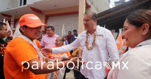 Visita Fernando Morales las calles de Caxhuacan