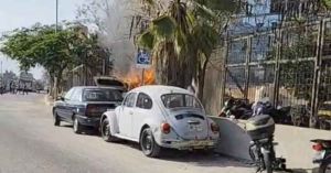 Incendian normalistas vehículos en Palacio de Gobierno de Guerrero