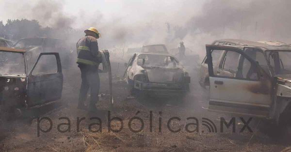 Consume incendio 20 vehículos en corralón de Huaquechula