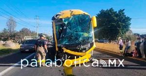 Se accidenta autobús Oro en la carretera Izúcar-Puebla