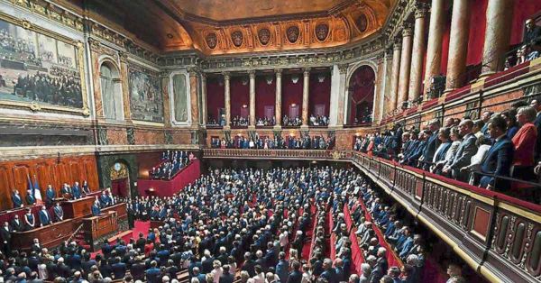 Inscribe Francia el derecho al aborto en la Constitución