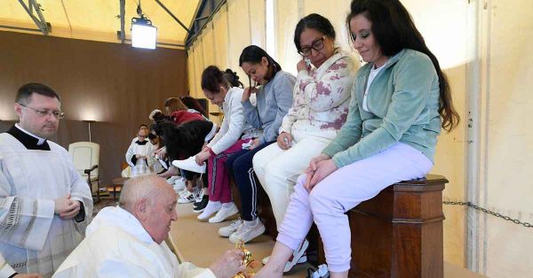 Lava Papa Francisco pies de mujeres en cárcel
