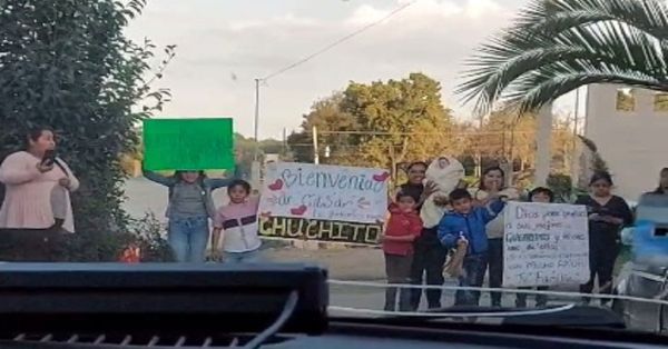 Reciben con aplausos a joven que sufrió quemaduras en Xiutetelco