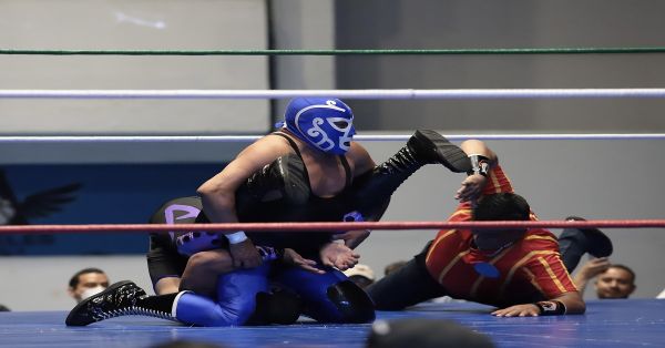 Ofrecen espectáculo de lucha libre a pequeños con discapacidad