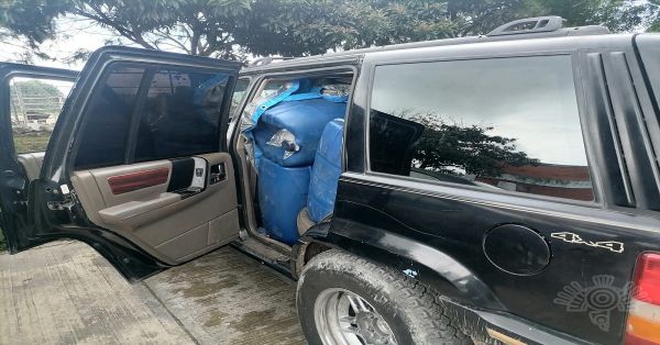 Aseguran camioneta que transportaba combustible presuntamente ilegal en Huauchinango