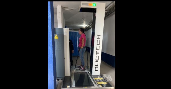 Detienen a una mujer con aparente droga en Centro Penitenciario Puebla