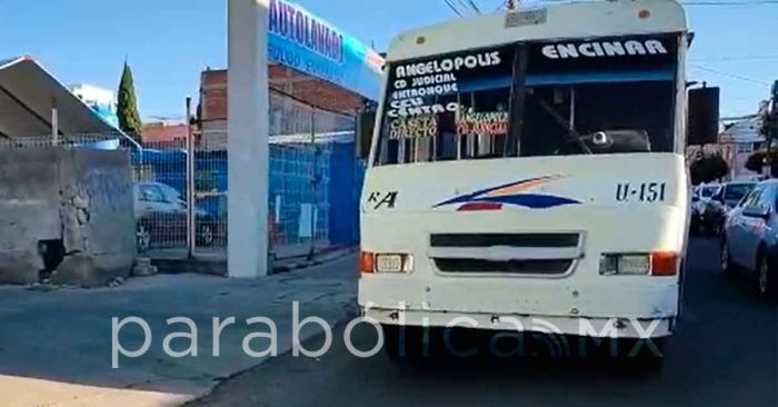 Golpean a asaltante del transporte público en la 25 Sur rumbo a Angelópolis