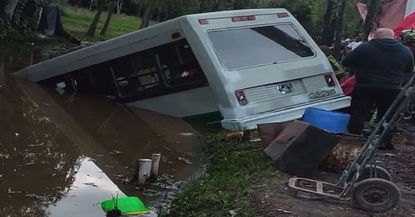 Cae microb&uacute;s a canal en Xochimilco con pasajeros; hay 4 heridos