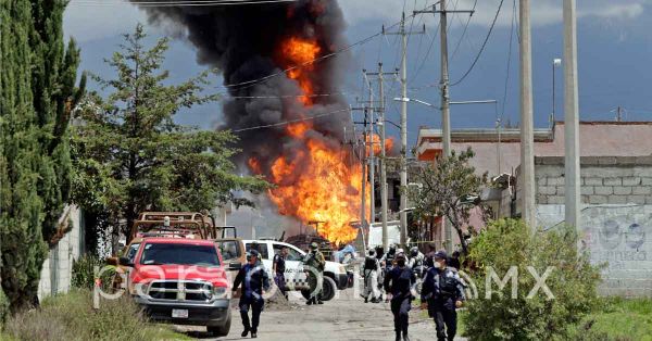 Colapsan 2 casas y se quema una retro excavadora por explosión en Amozoc
