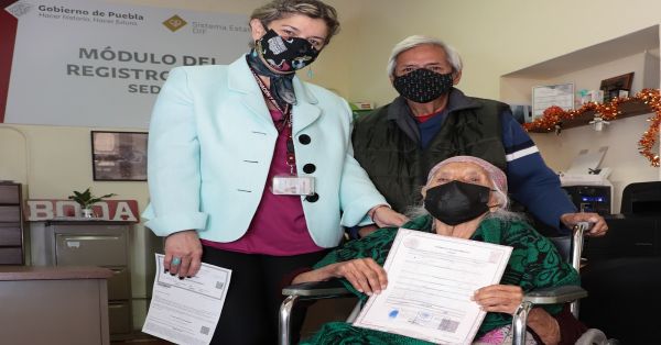 Garantizan en Puebla el derecho a la identidad a adultos mayores