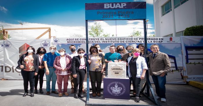 Colocan la primera piedra del edificio de posgrado de Microbiolog&iacute;a del ICUAP