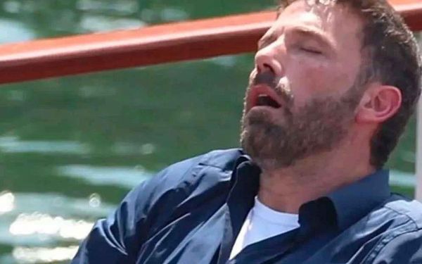 Captan a Ben Affleck dormido en paseo de luna de miel con JLo y se vuelve tendencia