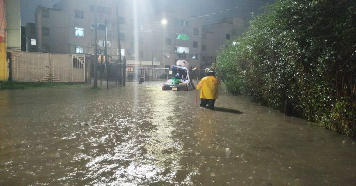Se desbord&oacute; el r&iacute;o Alseseca y caus&oacute; inundaciones en viviendas, escuelas y veh&iacute;culos