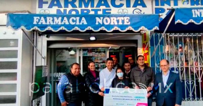 Entrega Eduardo Rivera el cheque 950 del programa Cr&eacute;ditos Contigo