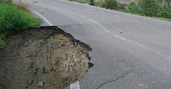 Mal estado de las carreteras en la mixteca provocan volcaduras y choques