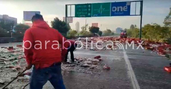 Vuelca cami&oacute;n refresquero en Perif&eacute;rico y colapsa la vialidad
