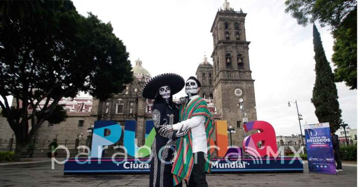 FOTOS: Catrinas se apoderan del Z&oacute;calo de Puebla