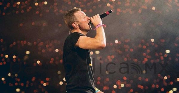 Pide Chris Martin a fans dejar de grabar en pleno concierto de Coldplay
