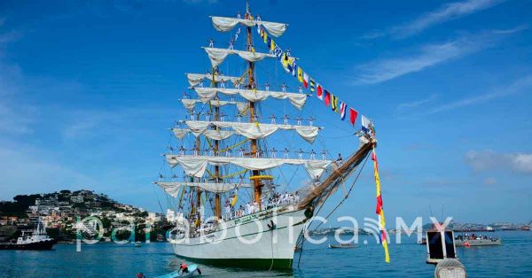 Arriba el buque “Cuauhtémoc" al Puerto de Acapulco