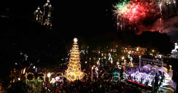 Enciende ayuntamiento el &aacute;rbol del Z&oacute;calo e inauguran el "Paseo de Luces"