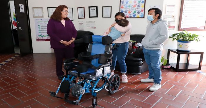 Entregan apoyos ortopédico al pequeño Kevin, mejora su calidad de vida