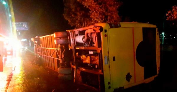 Deja 42 heridos volcadura de autobús de pasajeros en la Puebla-México