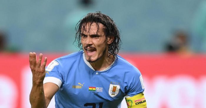 Derriba Cavani al monitor de Var, estaba furioso