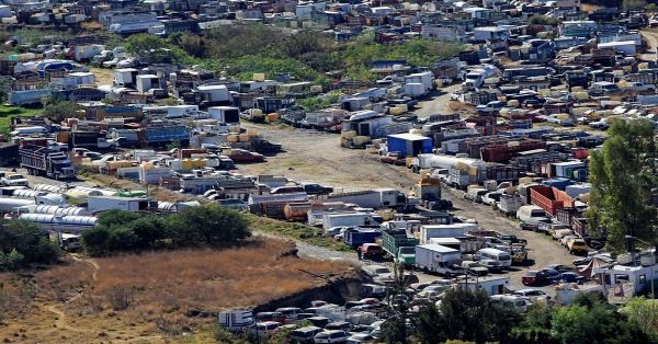 Reporta asalto, le roban la camioneta, la retienen y ahora le cobran para sacarla del corralón