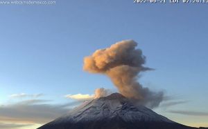 Lanza Popocatépetl dos fumarolas de 800 metros de altura