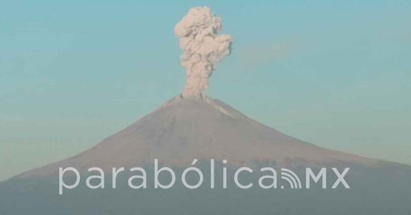 Lanza Popocatépetl gigantesca fumarola sabatina