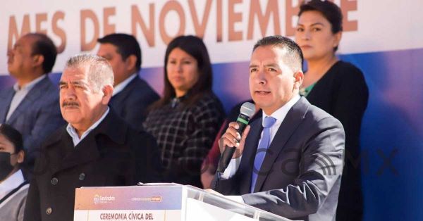 Encabeza Mundo Tlatehui ceremonia cívica del mes de noviembre