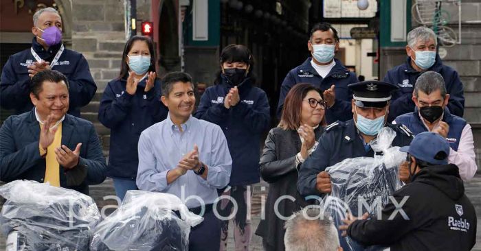 Entrega Eduardo Rivera uniformes a trabajadores sindicalizados