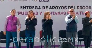 Entrega Lorena Cuéllar apoyos del programa “Puertas y Ventanas para tu Hogar”.