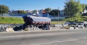 Abandonan la caja de un trailer en pleno Periférico