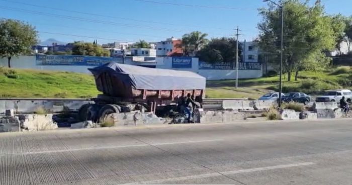 Abandonan la caja de un trailer en pleno Periférico