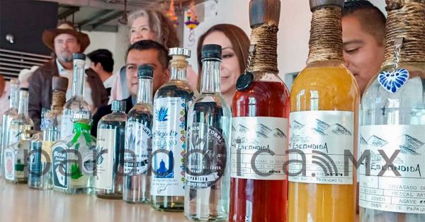 Capacita Turismo a restauranteros y productores de mezcal poblano
