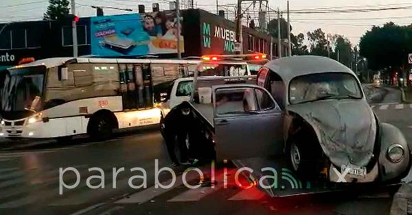 Choca y monta su auto sobre el camell&oacute;n de la 11 sur
