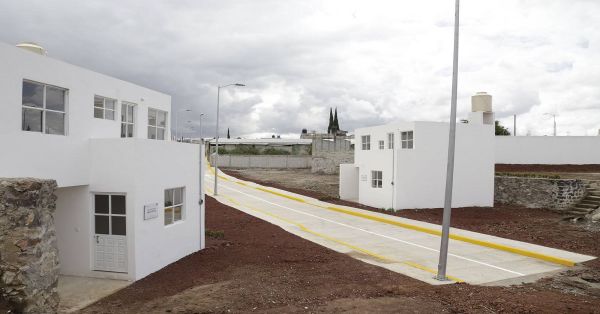 Entregan 50 viviendas a familias afectadas por explosión en Xochimehuacan
