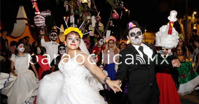 VIDEOS: Celebra Cholula su "Carnaval un viaje al Mictlán"
