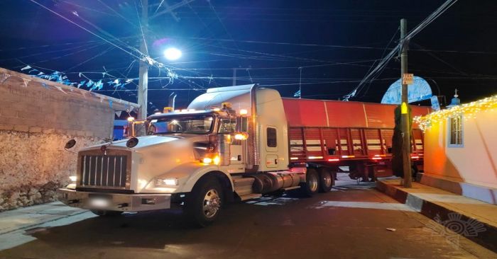 Recupera Policía Estatal tractocamión robado y detiene a un hombre