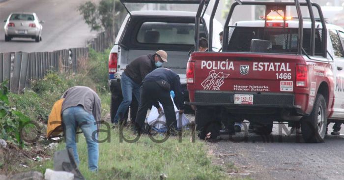 Muere conductor tras volcar en la autopista México-Puebla