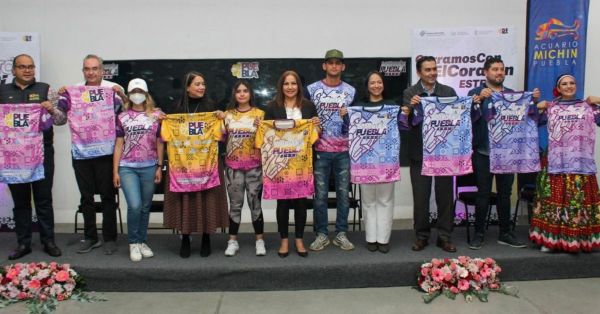 Presentan playera y medalla conmemorativa del &quot;Maratón Puebla 2022&quot;