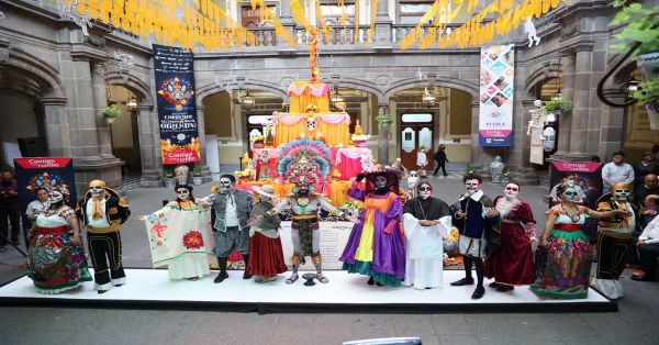 Asisten a ver la ofrenda del Palacio Municipal de Puebla m&aacute;s de 12 mil personas