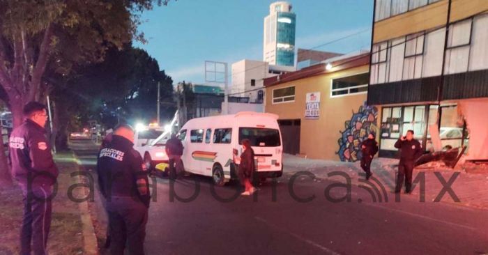 Choca combi del transporte p&uacute;blico contra edificio