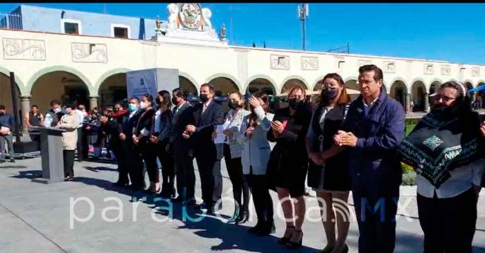 Entrega Paola Angón reconocimientos a ganadores del desfile del 16 de septiembre