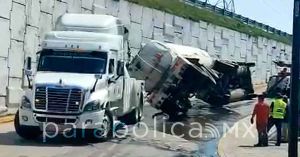 Vuelca pipa de agua en la Recta y Periférico