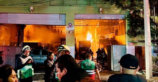 Se incendian 3 bodegas de Azcapotzalco