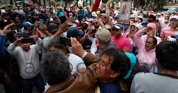 Se registra enfrentamiento entre grupos de izquierda y derecha durante marchas en defensa del INE